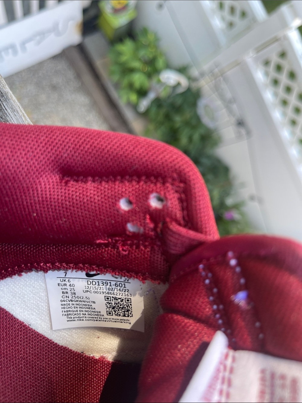 Nike Low-Top Sneakers in White and Burgundy - Picture 5 of 6